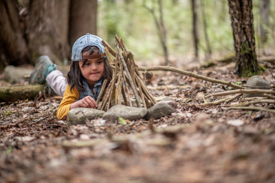 Vijf tips om met je kleinkind te doen in het bos